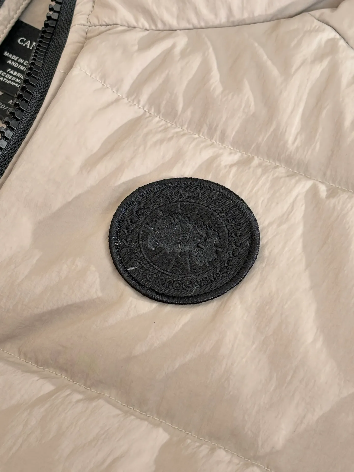 P690 Canada Goos*/Big Goose Rubber Label Badge Down Vest The fabric is made of high-quality protective nylon fabric, 90 national standard high-quality white duck down: selected high-fill down, weighing 160g, light and warm, with excellent temperature locking performance and good resilience. Three-dimensional quilting technology and precision thread reinforcement prevent lint from being drilled and ensure that the fluffy and resilient elasticity lasts like new.  Size：S/M/L/XL
